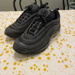 Airmax 97 svarta skor säljes pågrund av att de ej passar 