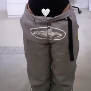 Gråa corteiz cargos - Knappt använda, inga skador alls ser ut som nya.