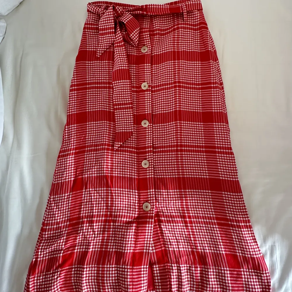 Jättefin röd- och vitrutig kjol från Mango som jag tyvärr vuxit ur💕 . Kjolar.