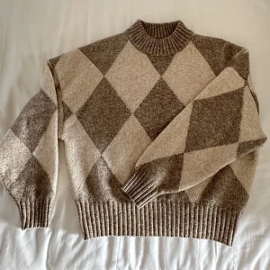 Stickad tröja - Stickad tröja med liten polokrage, brun- och beigemönster🤎 Från HMs kollektion med Pringle of Scotland. Använd men inga defekter.