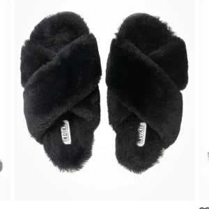 Inuikii tofflor - Säljer mina inomhus Inuikii tofflor, storlek 38 och knappt använda så i väldigt bra skick! Nypris 1999kr, säljer för 900kr exklusive frakt!