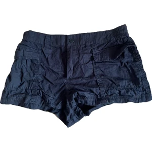 Lågmidjade cargoshorts - Jättesöta lågmidjade cargoshorts, knappt använda