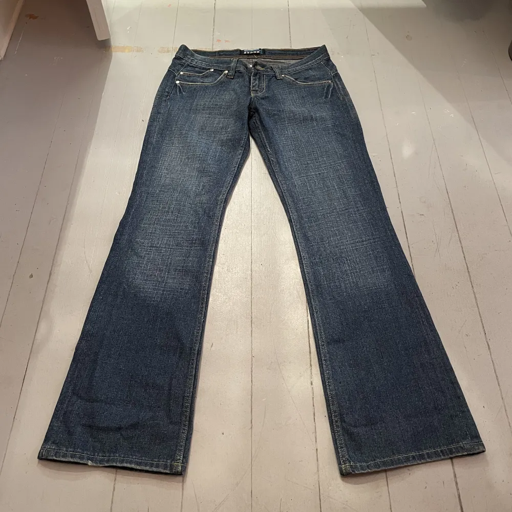 Lågmidjade bootcut jeans med snygga bakfickor! Köparen står för frakt, hör av dig om du har några funderingar!🤍 Midjemått= 40 cm (tvärsöver). Jeans & Byxor.