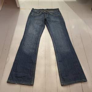 Lågmidjade bootcut jeans med snygga bakfickor! Köparen står för frakt, hör av dig om du har några funderingar!🤍 Midjemått= 40 cm (tvärsöver)
