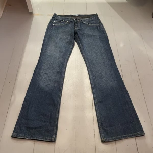 Lågmidjade bootcut jeans - Lågmidjade bootcut jeans med snygga bakfickor! Köparen står för frakt, hör av dig om du har några funderingar!🤍 Midjemått= 40 cm (tvärsöver)