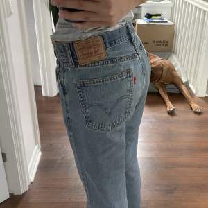 • ett par jättefina vintage levis jeans modell ”505 straight fit”  • sitter otroligt fint och lite avslappnat, tyvärr blivit för stora för mig nu men varit mina absoluta favorit jeans. 😩 • storlek 34/34  • mitt pris 400 kr 💕