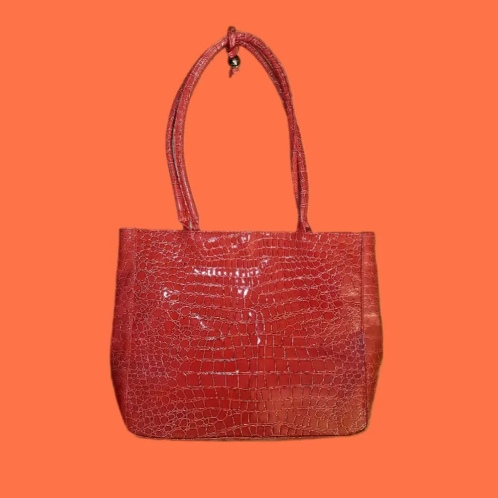 Röd snakeprint väska  Fint skick, helt ren och fräsch på insidan. Använd gärna köp-knappen 💖💖💖. Väskor.