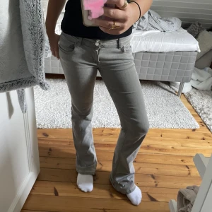 Gråa jeans - Snygga gråa jeans från Gina, barnstorlek men passar mig bra som har 34 och är 162 Bud 340