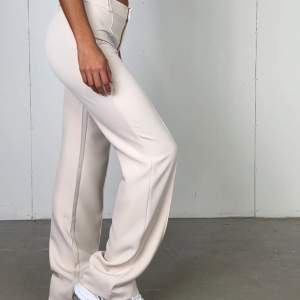 Beiga kostymbyxor från madlady. Färgen syns bäst på första bilden. Modellen: Hazel utan fickor. Jag tror det är midwaist modellen. Använda typ 2 gånger, så som nya!! Jag är 173:)