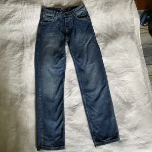 Helt nya, oanvända sir benny miles jeans! Var tyvärr lite för små för mig så säljer därför. Midja ca. 37 cm, skriv för fler mått/bilder!
