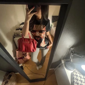 t-shirt med tryck!  - Säljer denna asballa t-shirten med tryck utav Drake! Är en S och sitter lite oversized på mig 💗