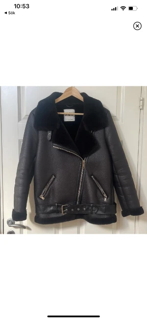 Jacka ZARA - Helt ny jacka från ZARA, använd 1 gång så den är som ny. Superbra kvalite och mjuk och föuffig inuti. 