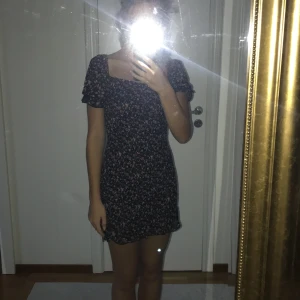 Klänning - Säljer min klänning från new yorker som endast är använd 2 gånger. Säljer då den är lite kort på mig som är 170. Passar S också då den är väldigt stretchig. Pris kan diskuteras! Står ej för FRAKT!