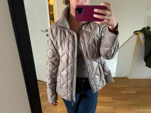 Brun vår jacka  - Sjukt snygg. Använd ett flertal gånger. Det står att storleken är 40 men passar mig som har 38. 