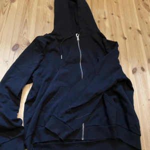 Tjocktröja - Tjocktröja från H&M i storlek Xl,  mysig att ha som oversize🖤