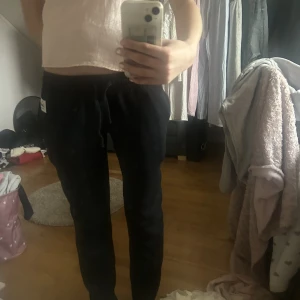 Svarta mjukisbyxor - Skit sköna och snygga mjukisbyxor perfekt till hösten hör av er för mer bilder