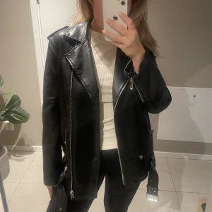 Oversized fejk skinnjacka storlek M  - Oversized svart fejk skinnjacka i storlek M. Sparsamt använd så i superfint skick. Jag är en 38a och den sitter oversized på mig, se bilderna. 