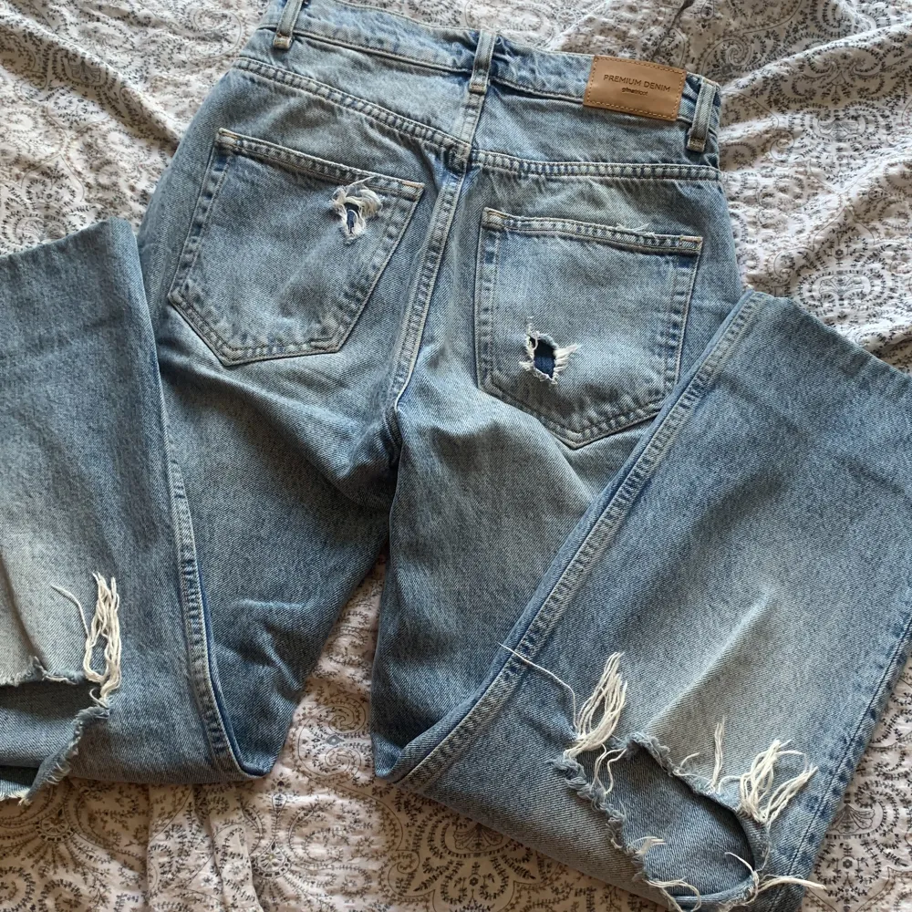 Snygga jeans i storlek 32 från Gina Tricot. Säljer för 400kr, nypris 600kr. Jeans & Byxor.