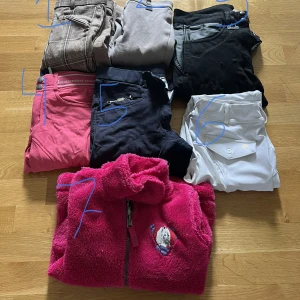 Ridbyxor  - 1. Horsehead ridbyxor storlek 160, 100kr 2. Crw ridbyxor storlek 122/128, 50kr 3. Bocaj ridbyxor storlek 38, 200kr 4. Crw ridbyxor storlek 160, 150kr 5. Crw ridbyxor storlek 38, 200kr 6. Maya Delorez ridbyxor L 700kr 8. Crw tröja storlek 134/140, 150kr