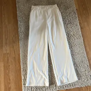 Ett par vita härliga kostymbyxor med skönt och tunt material.   - breda byxben  - fickor på sidan  - Polyester 