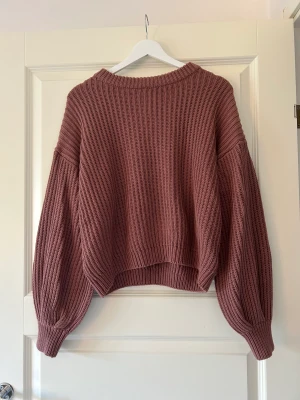 Tröja NA-KD  - En lila, stickad tröja med balongärmar. Kommer från NA-KD och är i storlek small. Säljes pågrund av ej använder. Därmed använd ett fåtal gånger så kvaliten är som i nyskick. 