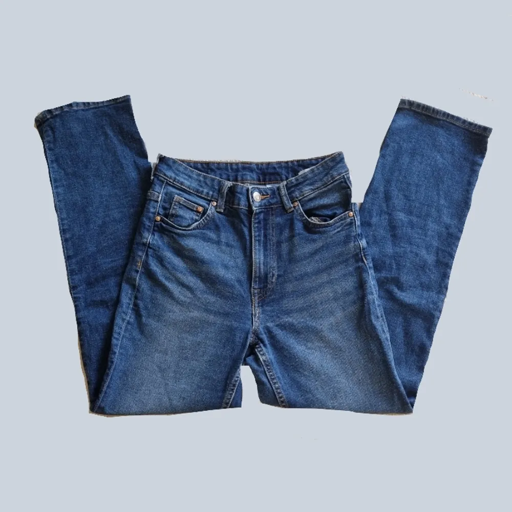 Ett par straight, high waist, ankle lengthjeans från h&m. De är i använt skick. Jeans & Byxor.