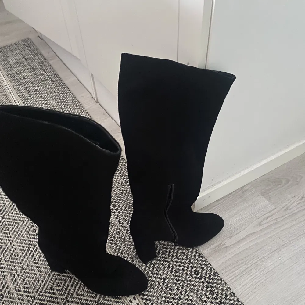 Säljer mina svarta boots då de tyvärr inte kommer till användning. Köpte från ASOS ungefär 2 år sedan för 650 kr. Strl 36, men tycker att den är mer 37-38. Skriv gärna om du är intresserad!!! 🩷🩷. Skor.