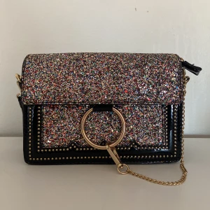 Glittrig väska - Fin väska i bra skick!   Mått: 21 cm lång, 14 cm hög