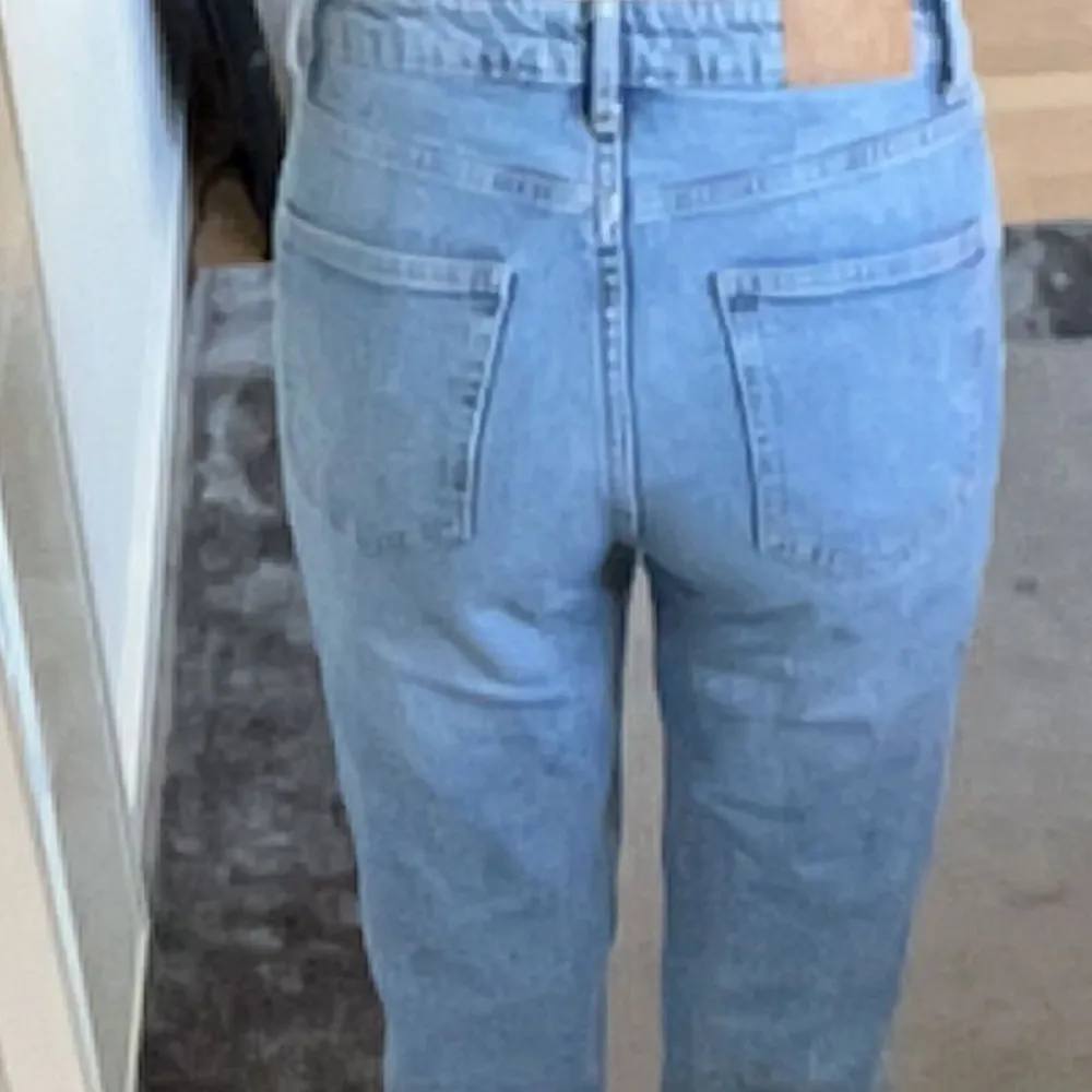 As snygga midwaisted zara jeans i storlek 38. Använda endast få tall gånger så i ny skick. Straight jeans som sitter väldigt fint på. 90 kr . Jeans & Byxor.