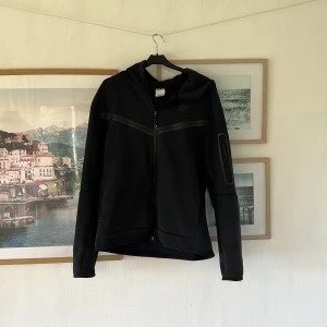 Nike tech fleece - Jag säljer nu min Nike tech fleece, då jag inte använder den längre. Skriv DM om intresse eller frågor.