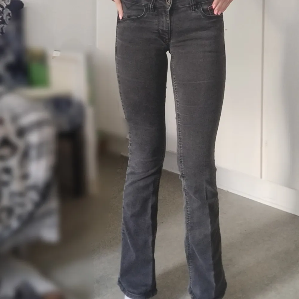 low rise jeans från tommy hilfiger, storlek 25/32. Jeans & Byxor.