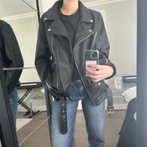 Oversize skinnjacka  - Säljer denna oversize skinnjacka som är perfekt till hösten! Den är från PLT och är storlek 40, knappt använd och köpt för 590kr