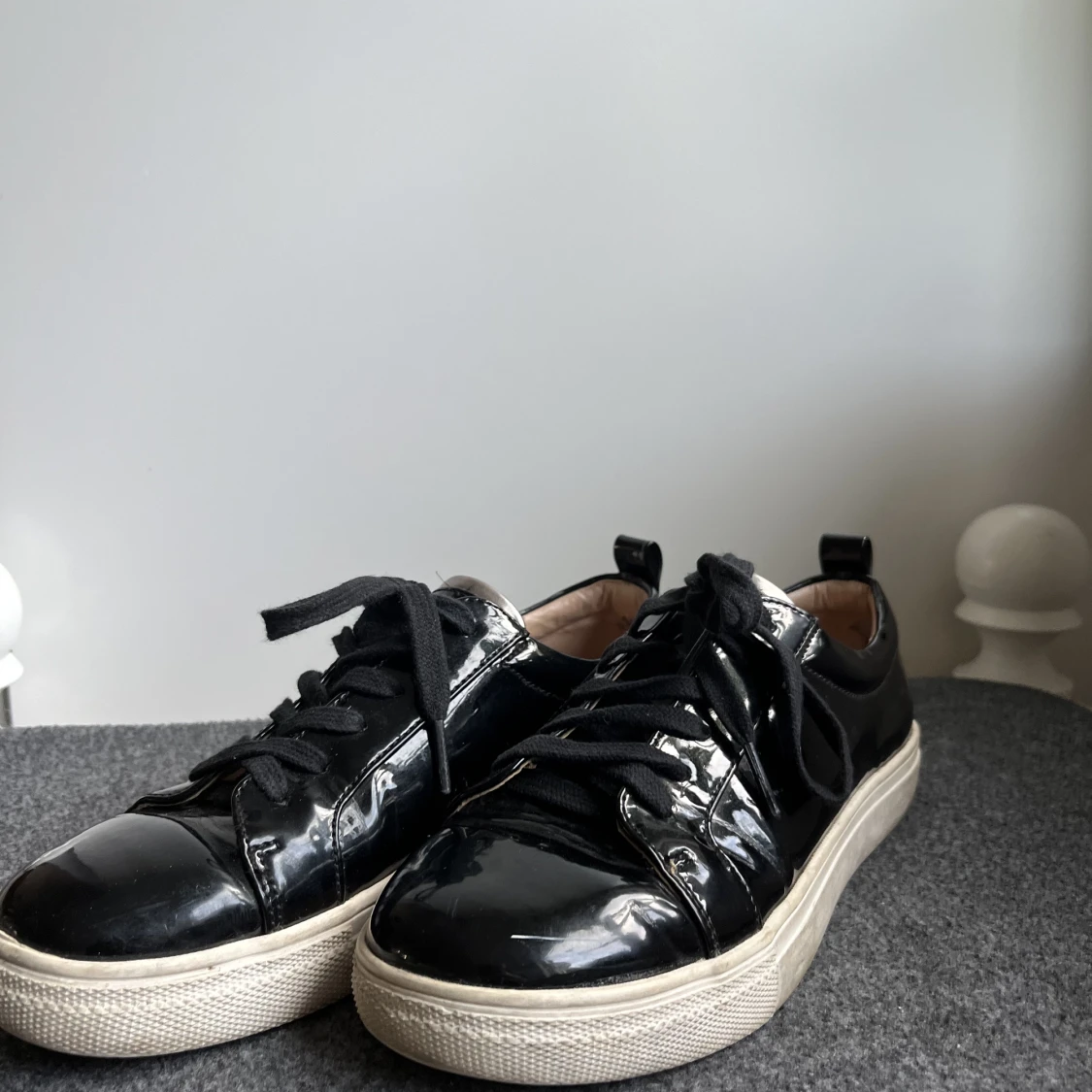 Svarta glansiga skor