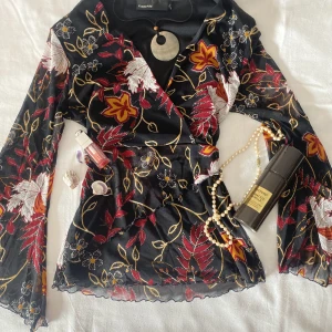 Svart urringad blus med Blommar  - Jätte fin blus fått väldigt många komplimanger av den 
