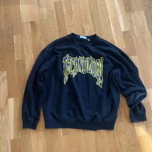 Svart sweatshirt med tryck Köpt för 299kr Nyskick