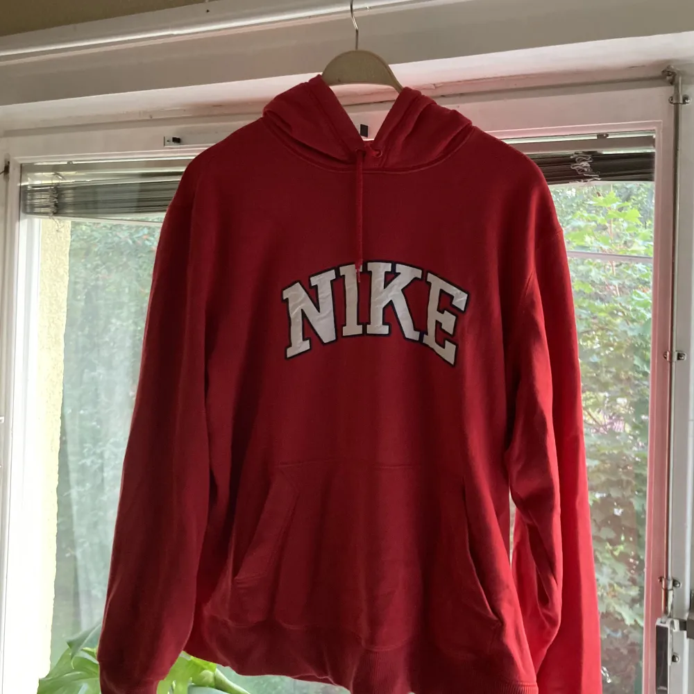 Retro Nike hoodie som jag köpte på second hand för ett tag sedan. Den är i fint skick!🫶🏻. Hoodies.