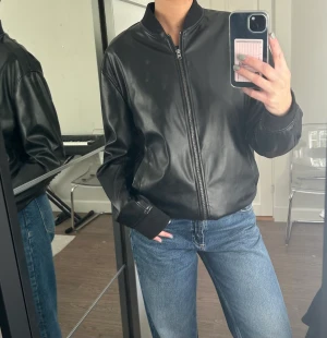 Skinnjacka - Säljer denna typ bomberjacka i skinnimitation från Zara. Köpte för 559kr och endast använd en gång! Storlek M 