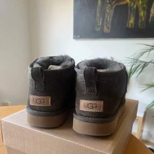 Säljer dessa superfina uggs i modellen ultra mini, då de är för stora för mig. Endast använda ett fåtal gånger, så de är i nyskick. Storlek 40. 🍂 🍂 