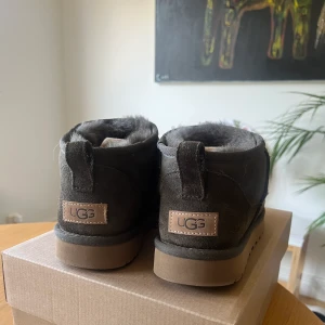 Ugg ultra mini  - Säljer dessa superfina uggs i modellen ultra mini, då de är för stora för mig. Endast använda ett fåtal gånger, så de är i nyskick. Storlek 40. 🍂 🍂 