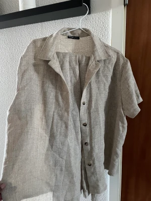 Linnebyxor och skjorta  - Linne sett, aldrig använt. Köpt på Shein. 