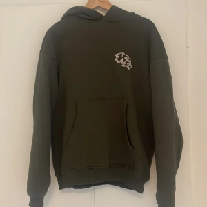 Multiply apparel hoodie - Säljer en multiply apparell hoodie nypris 1200. Den är i nyskick. Pris kan diskuteras.