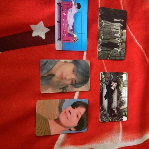 Bts photocards - 5 photocards ,3styckna från BE albumet, en från Persona och en från love yourself tear. Säljer BE pc’s för 30kr ,Persona för 25kr och love yourself för 20 kr 