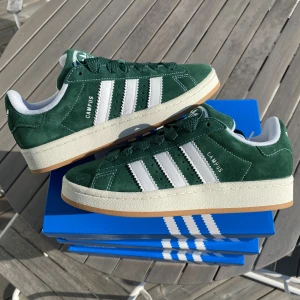 Campus 00s ”Dark Green” - Säljer dessa mörkgröna Adidas Campus 00s ”Dark Green Gum”. De är helt nya och oanvända. Köpta ifrån Zalando och självklart äkta. Finns i storlek 38 och 39 men andra storlekar går även att lösa. Använd gärna Köp nu funktionen men Swish funkar också.