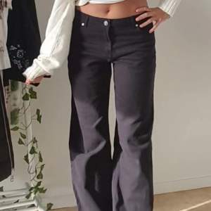 Säljer dessa low waisted jeans från H&M. De kommer tyvärr inte till använding längre. Köpte dessa för 199kr, och de är förmodligen slutsålda i alla storlekar. Tryck inte på Köp nu. Fler bilder kan önskas 🤍🤍