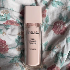 Caia COSMETICES  - Caias Red Carpet Primer i färgen light. Har aldrig kommit till användning då jag tycker att primern är dålig:) Kostade 325 kr, säljer primern för 240+frakt🌸💖