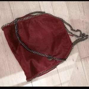 Väska - Säljer sjukt snygg Stella likande väska❤️Pris sänks ej. As snygg vinröd färg. En liten skada kom privat för bild 