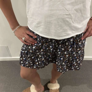 Kjol - Gullig blom kjol använd ett fåtal gånger🌸🥰