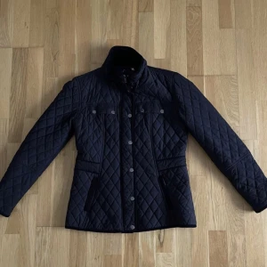 Vår/Höst Jacka  - Har använts 2-3 gånger och är på jättebra skick! Skulle 100% säga att det är en go to jacka för både våren och hösten. Super mjuk och fluffig, man kan tänka att man är en perfekt soffa. Man känner sig både stilig och skön samtidigt! 