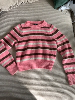 Stickad tröja - Säljer en stickad tröja från monki i storlek XS som är väldigt skön och sticks inte alls! Använd ett fåtal gånger.