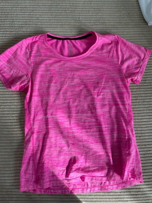 Träningströja S - Säljer en rosa träningströja från soc i storlek S! Använd några gånger men den är i fint skick! Skönt material som luftas när man gymmar 